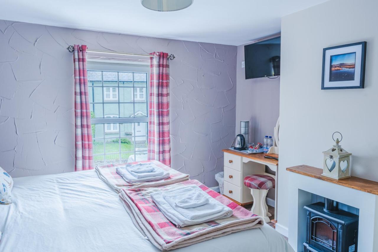 The Cock Hotel Bronllys Екстериор снимка